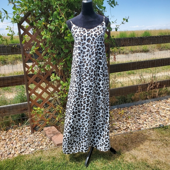 Pink Lily Women's Size Medium Leopard Print Animal Print Maxi Dress EUC - Picture 1 of 17